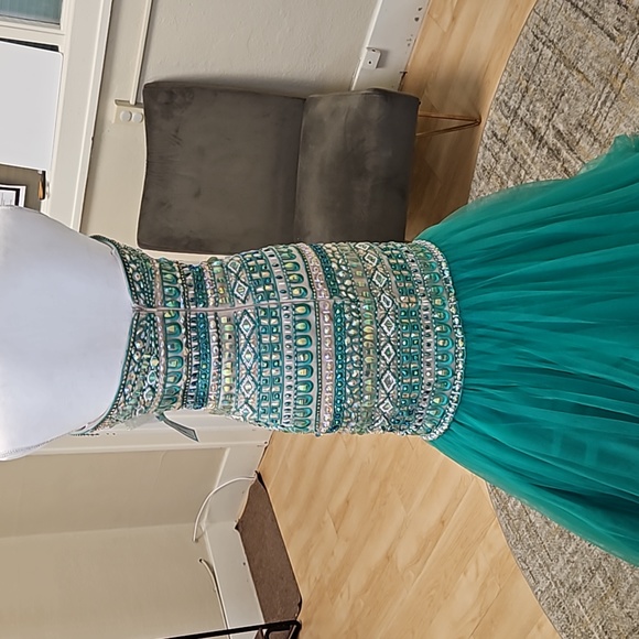 Size 6 bright green fully beaded and embroidery top strapless mermaid gown NWOT - Picture 8 of 10